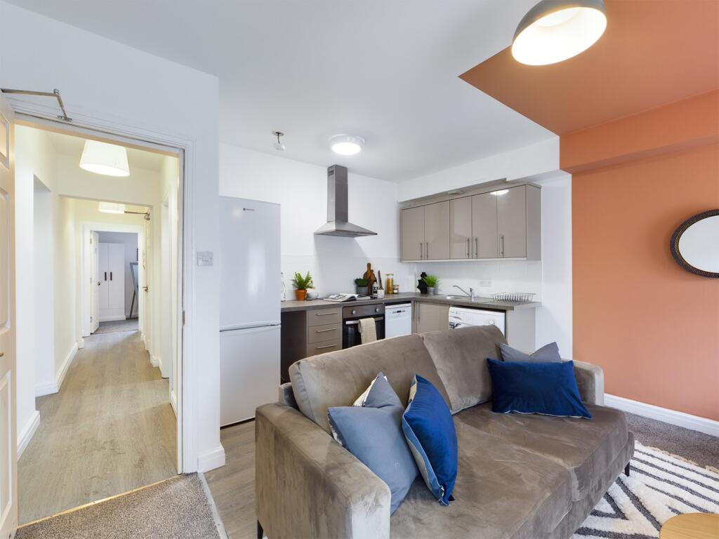 A spacious and inviting large modern living roo...