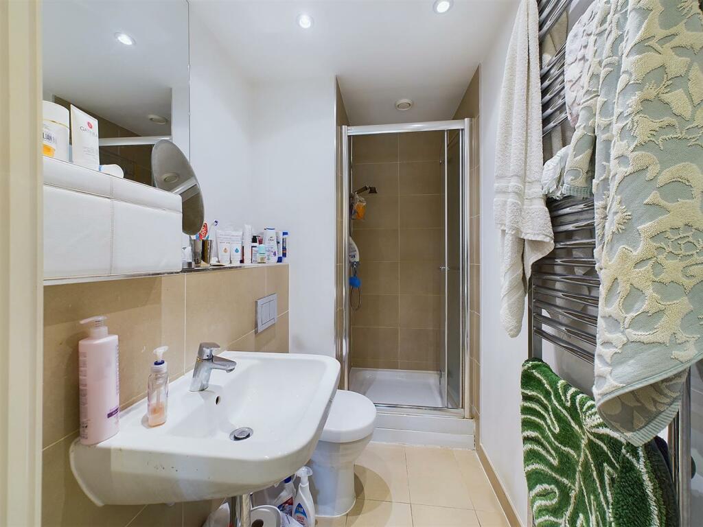 14 - Harbourside Flat for Auction, Bristol.jpg