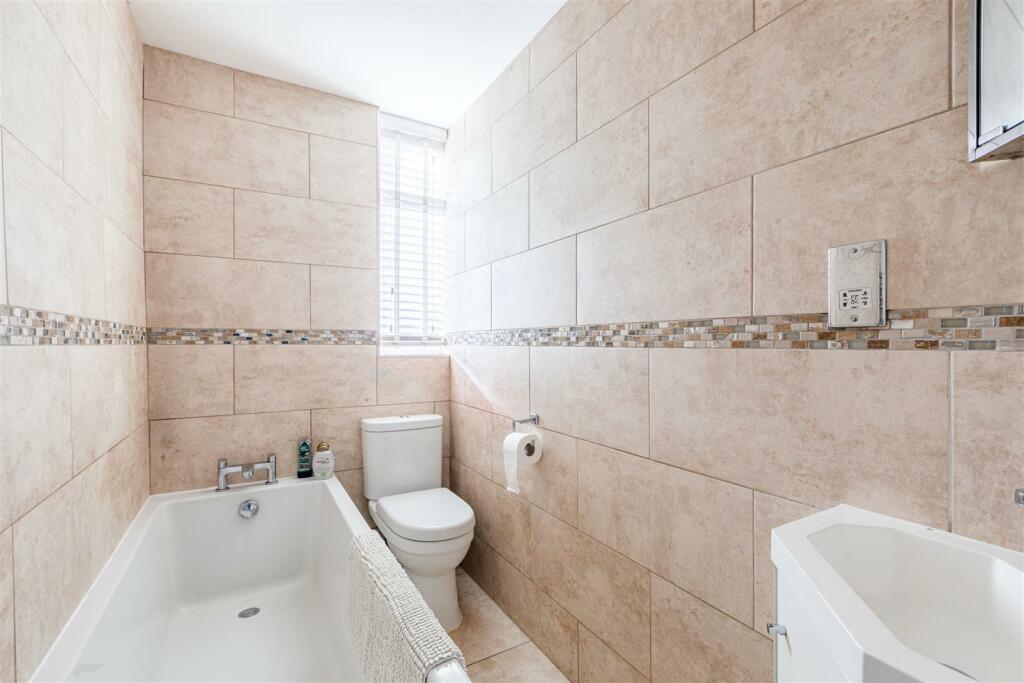 11 Magdalen Crescent, Byfleet, KT14 7SR - 14.jpg