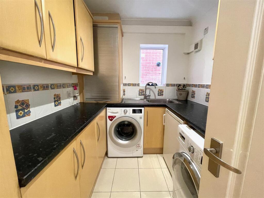 14 Utility Room.jpeg