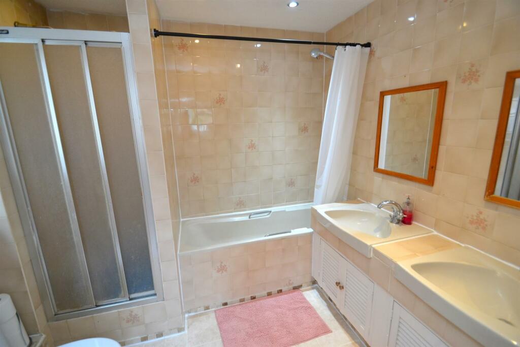 En Suite Bathroom.JPG