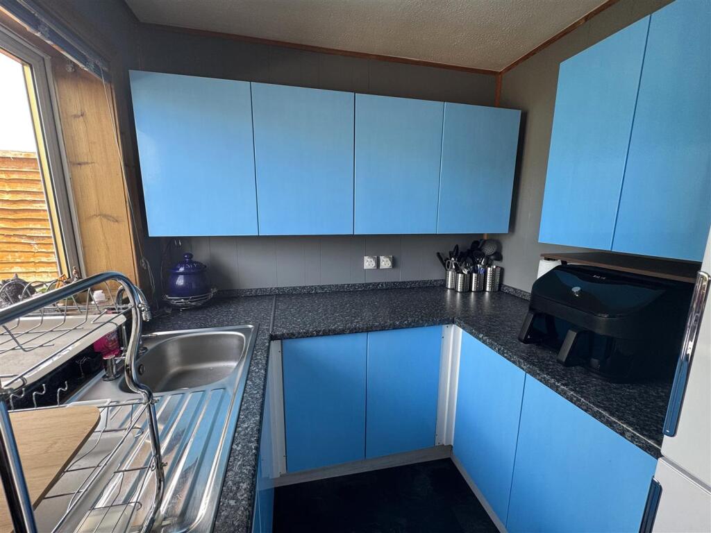 KITCHEN 1.JPG