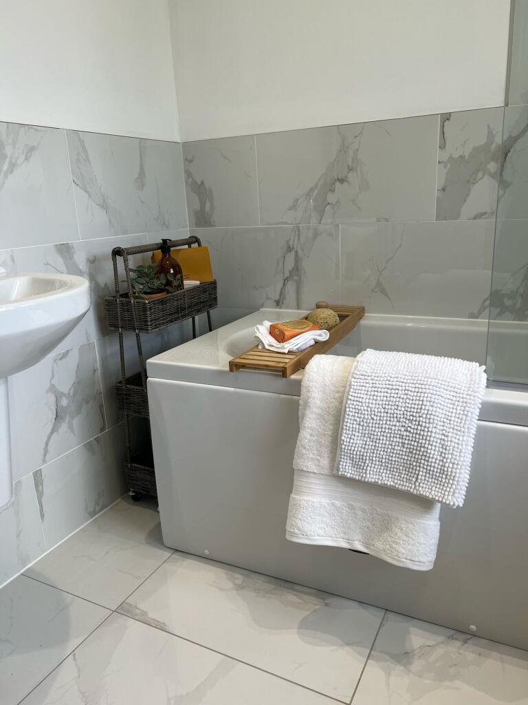 Neutral family bathroom