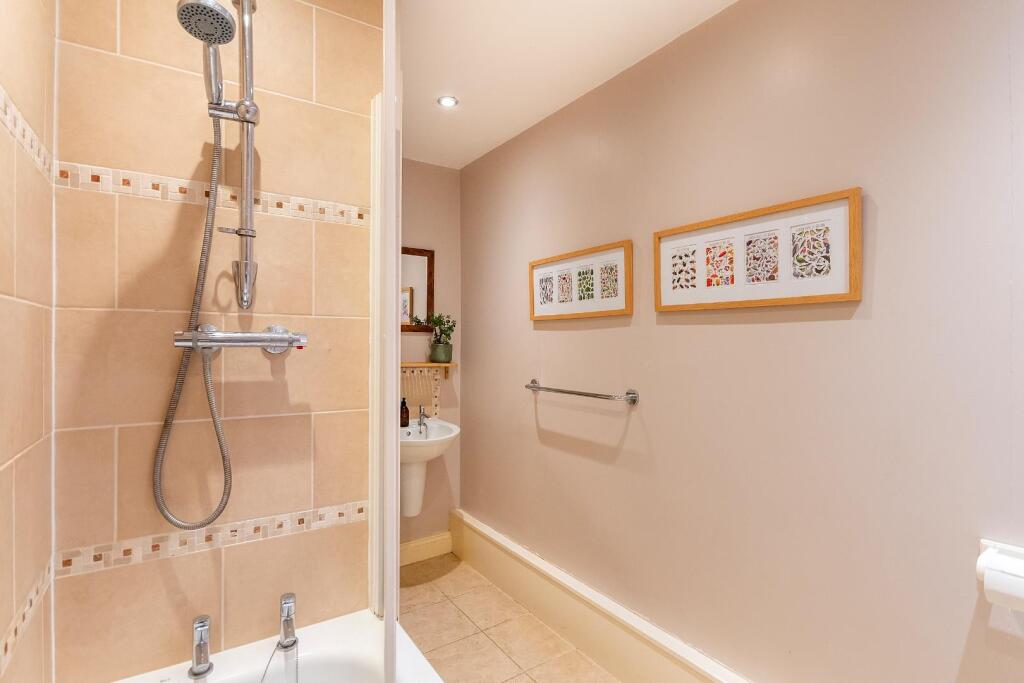 0S4RAV - Bathroom B.jpg