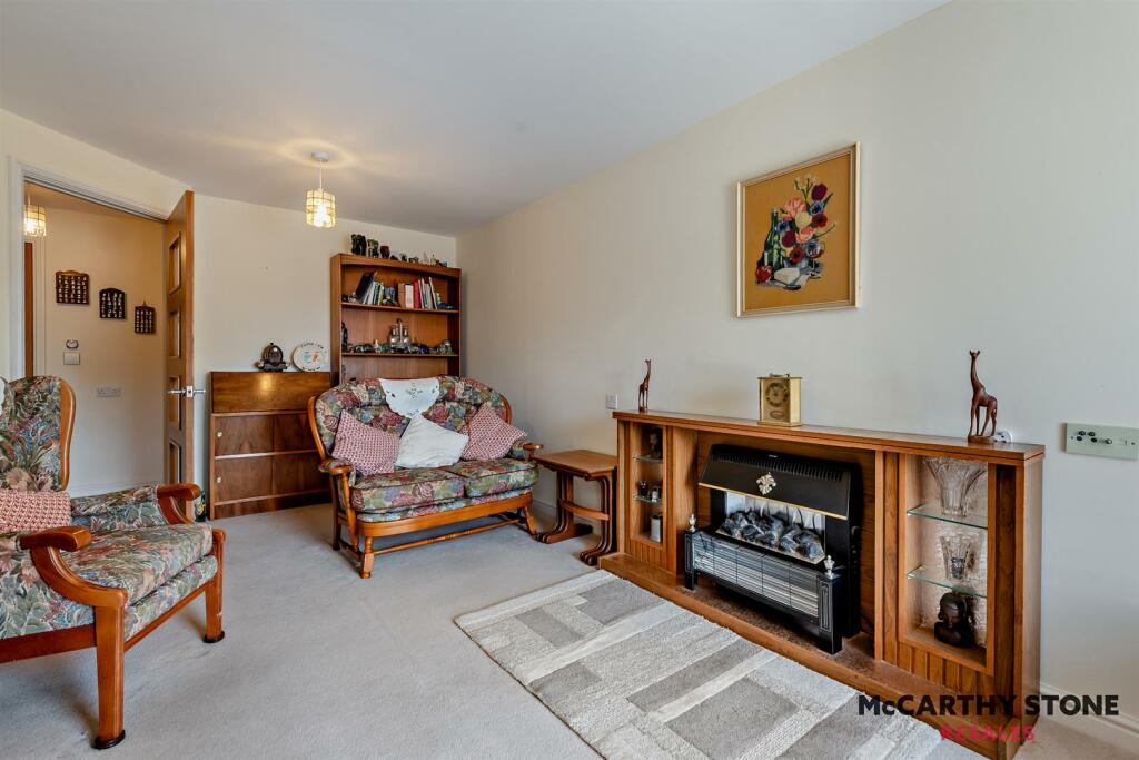 8596840-interior08-800.JPG