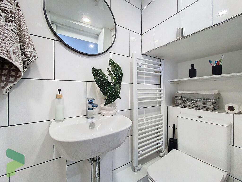 Ensuite to Bedroo...