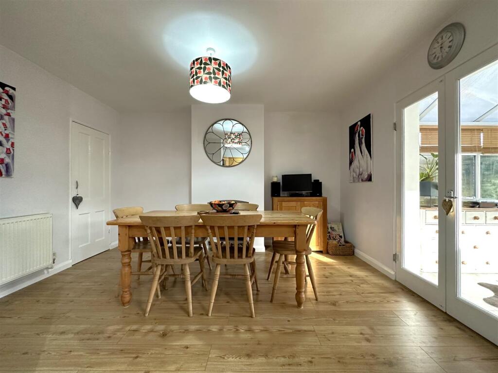 Spacious Dining Room 037