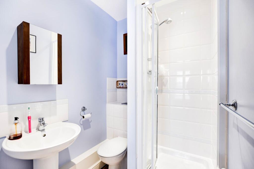EN SUITE SHOWER ROOM
