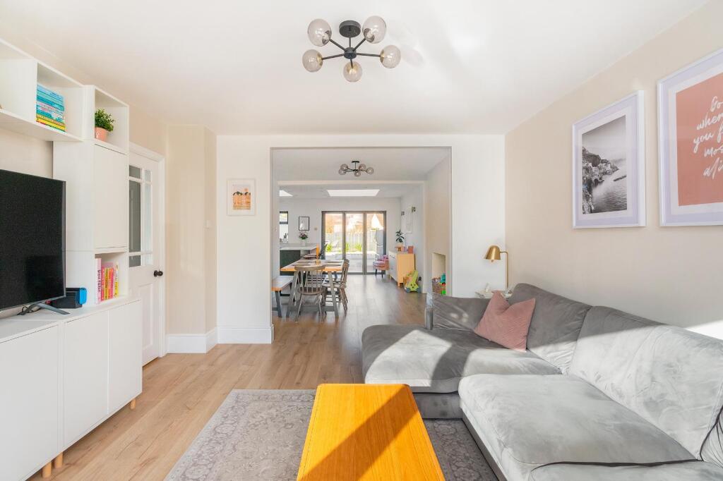 7L5RBD - Living Room A.jpg