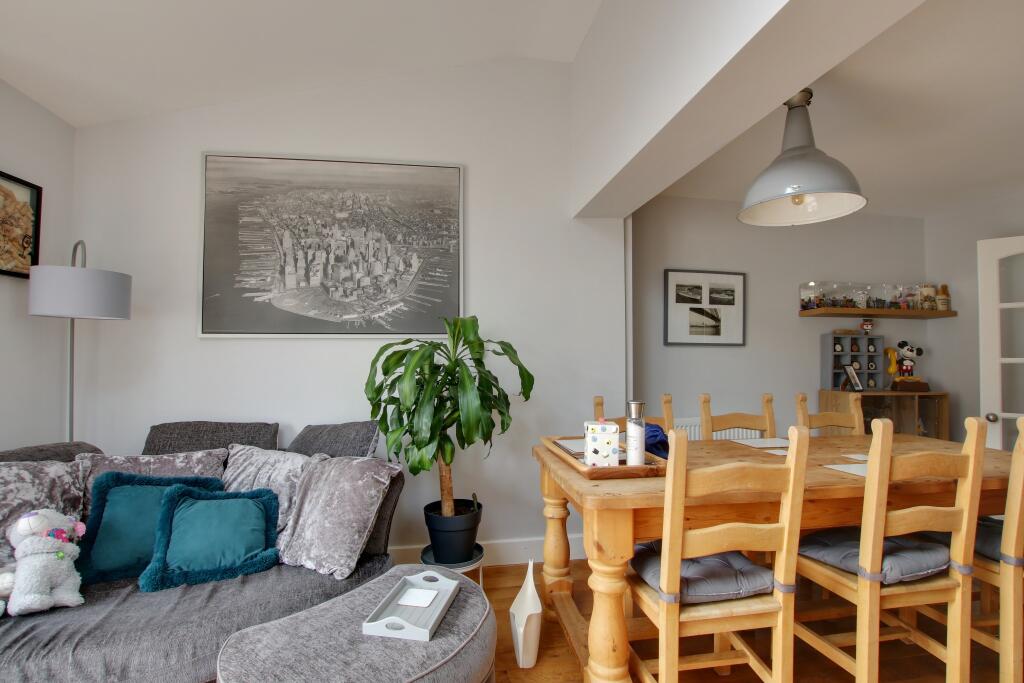 DINING / FAMILY ROOM