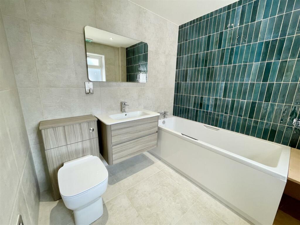 6. bathroom (1).jpg