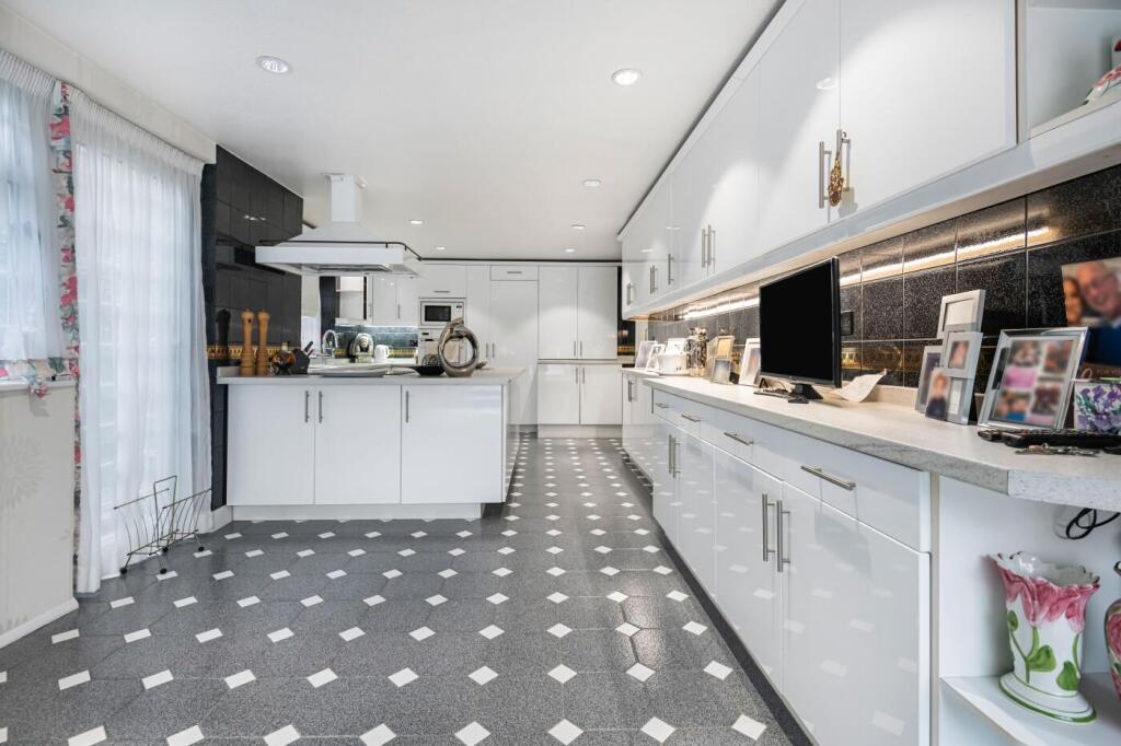 KITCHEN / BREAKFAST ROOM (PIC 2)