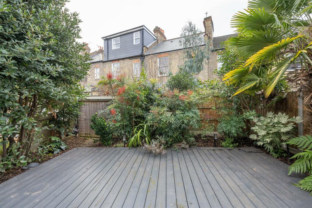 Cavendish Drive E11