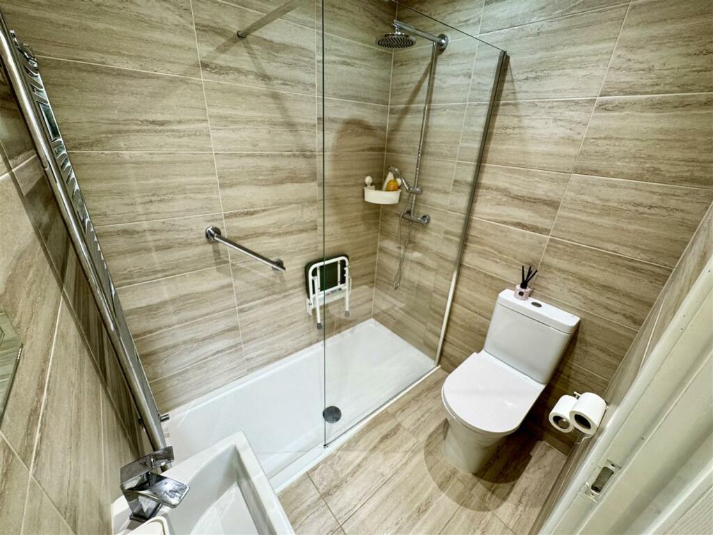 MODERN ENSUITE SHOWER ROOM