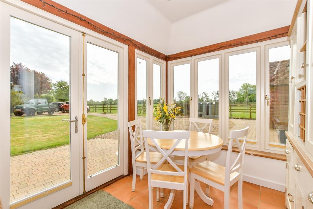 Kitchen/ Dining Area