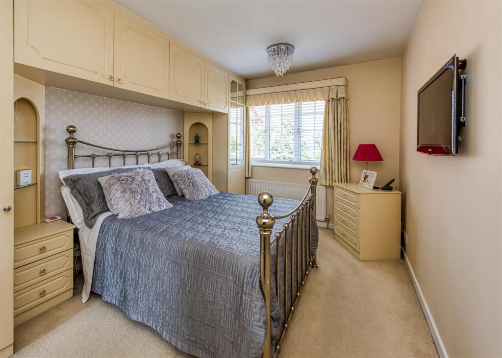 6 Millfields Way-bed1a.jpg
