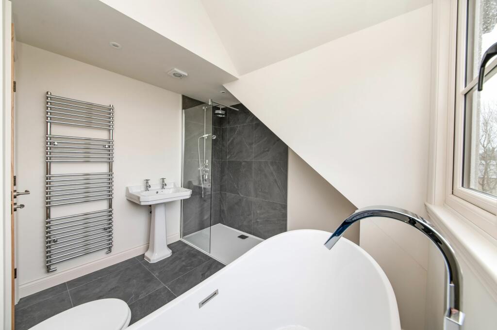 EN-SUITE BATHROOM