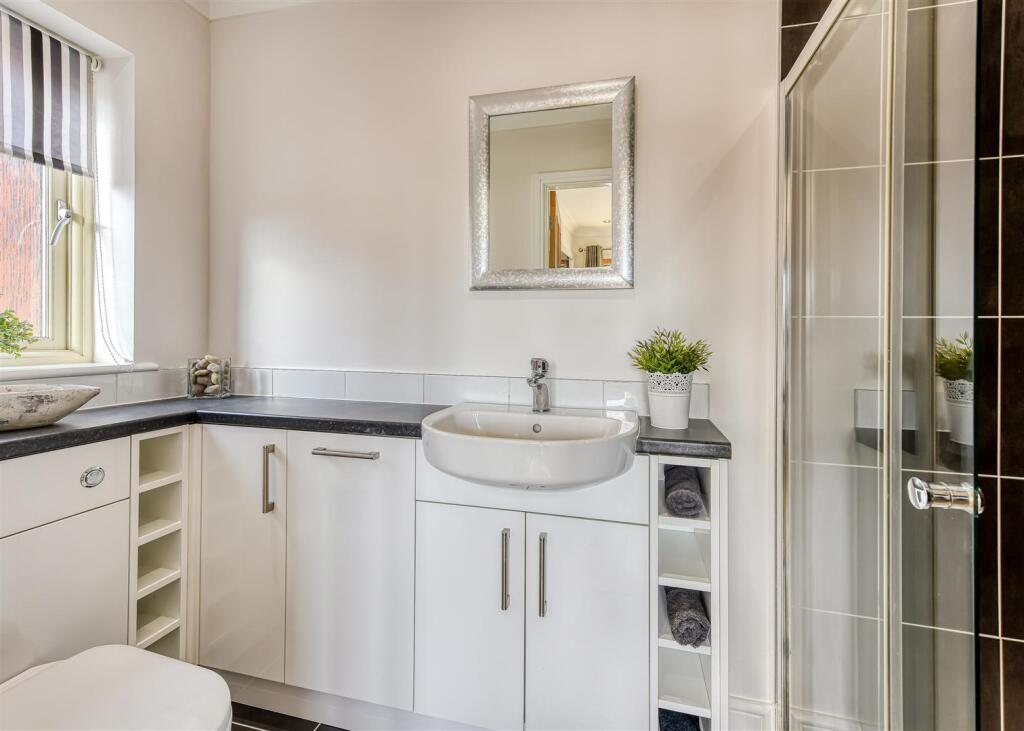 32 Post Office Road-bed2 ensuite.jpg