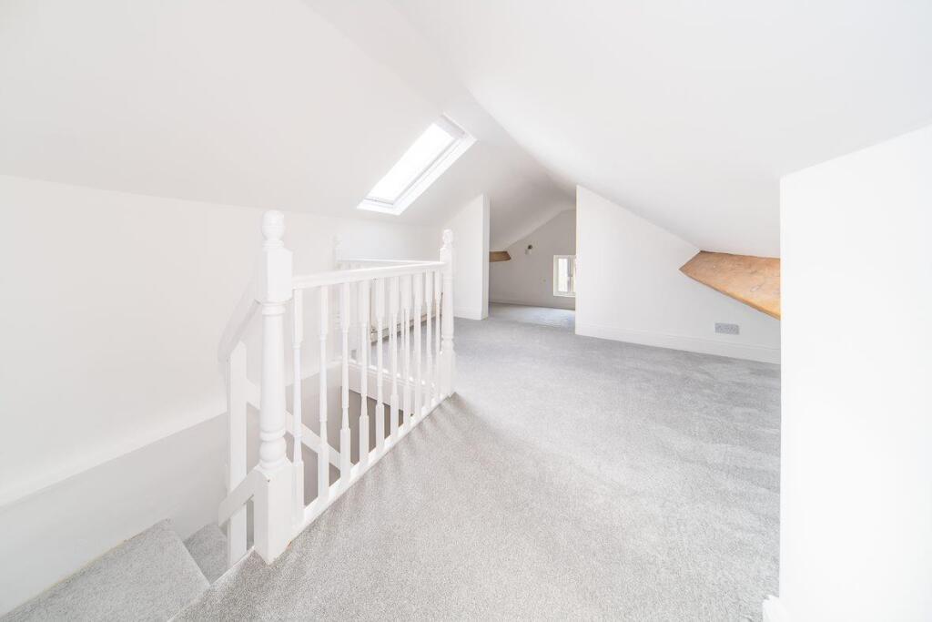 4 Mill Lane landing.jpg