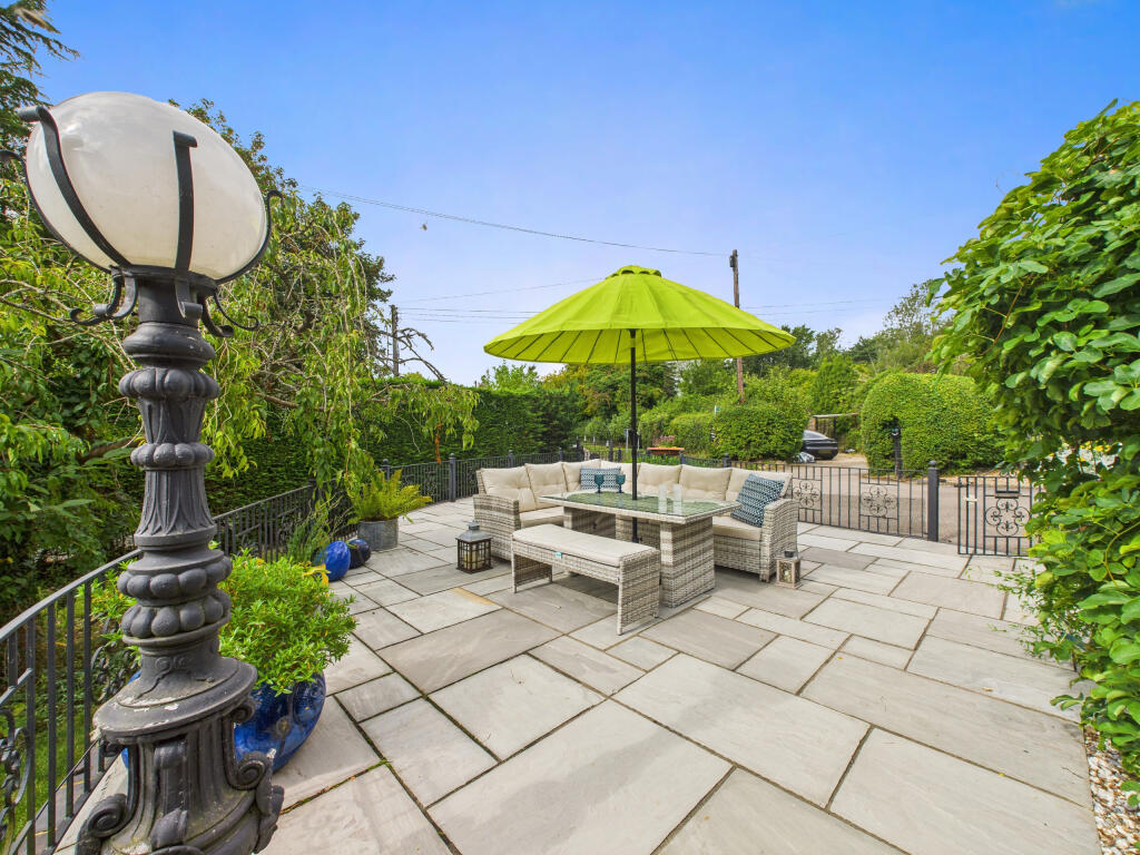 CAM02909G0-PR0466-STILL009