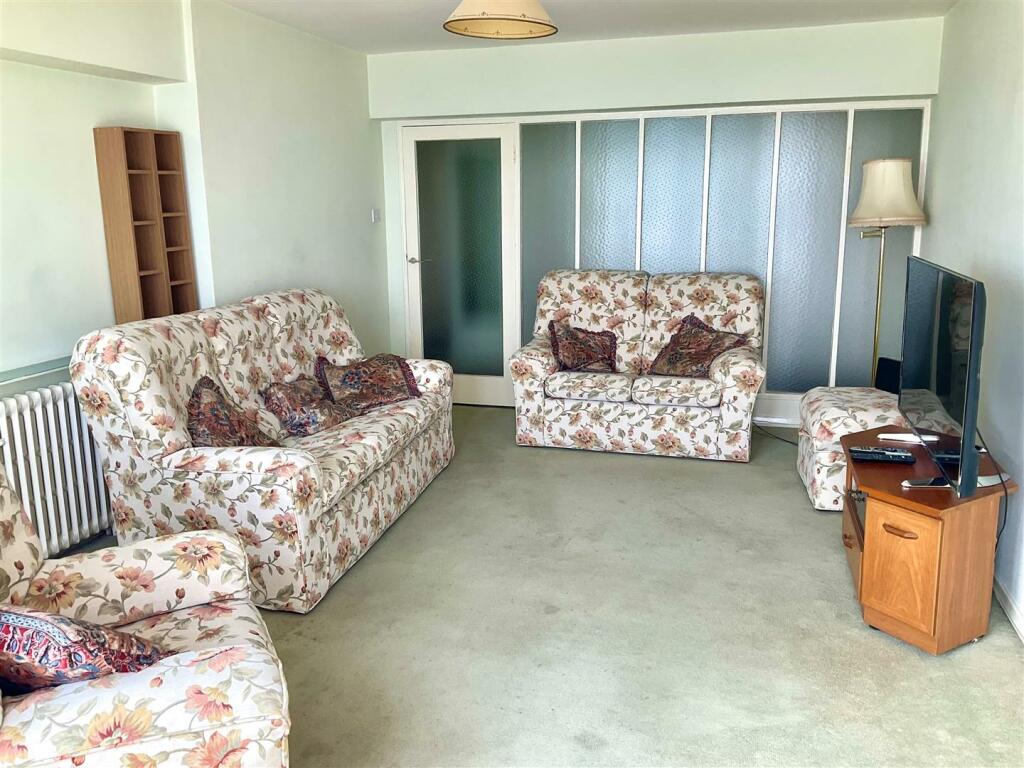 Lounge pic3.jpg