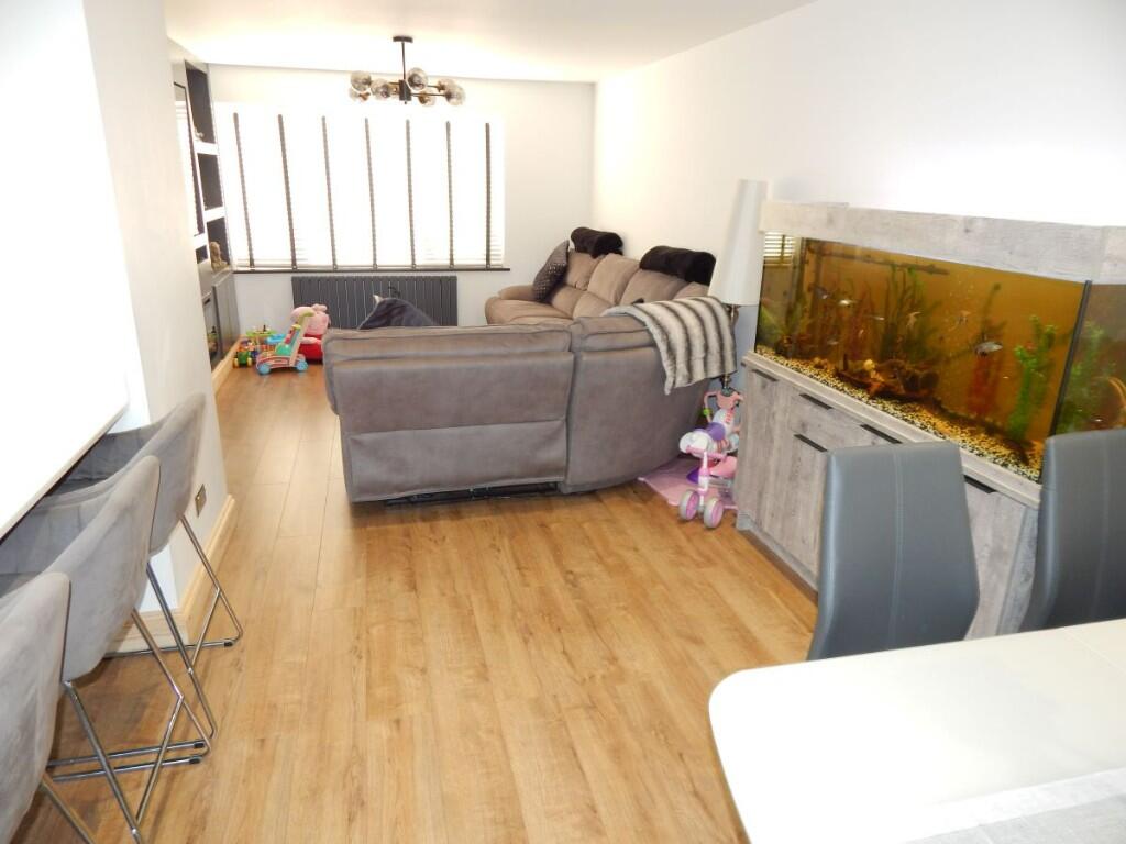 LIVING/DINING ROOM