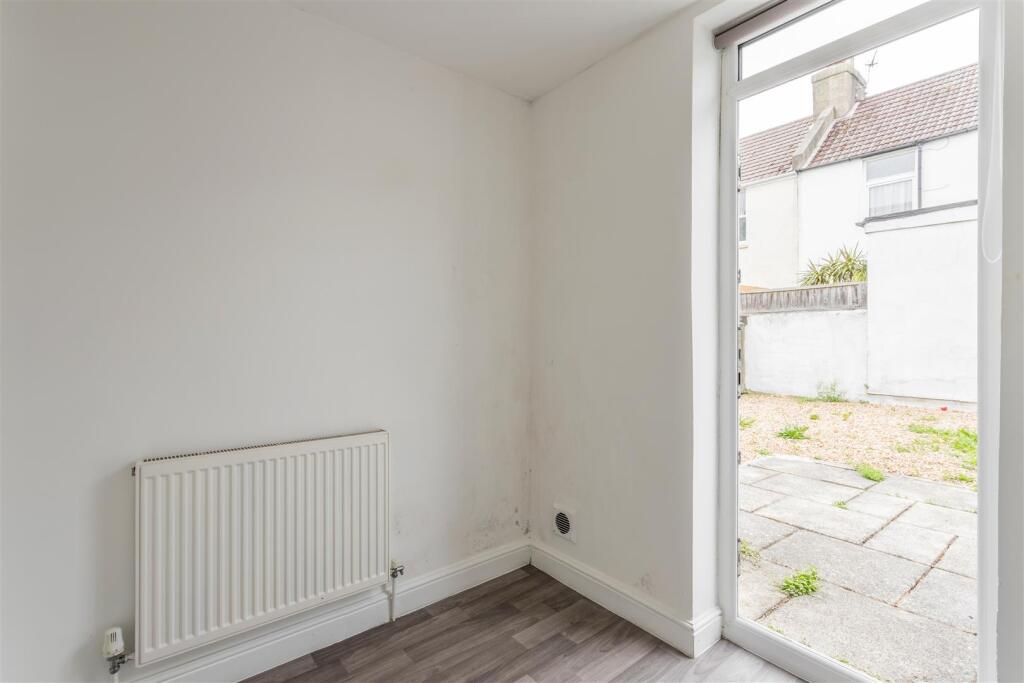 Flat 2, 73 Queens Park Road-12.jpg