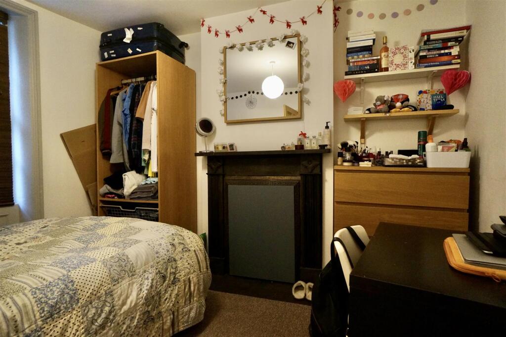 Bed1.jpg