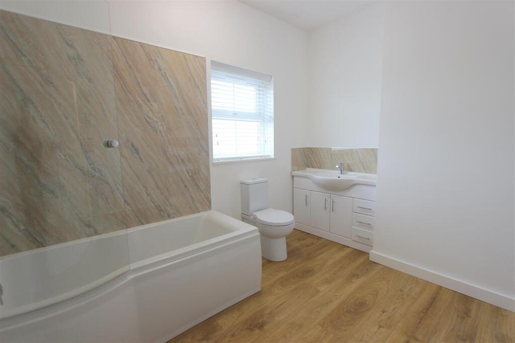 BATHROOM/WC