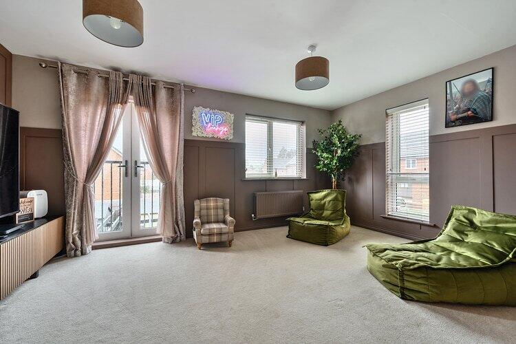 1298564 20 6835a16d8015f.nef