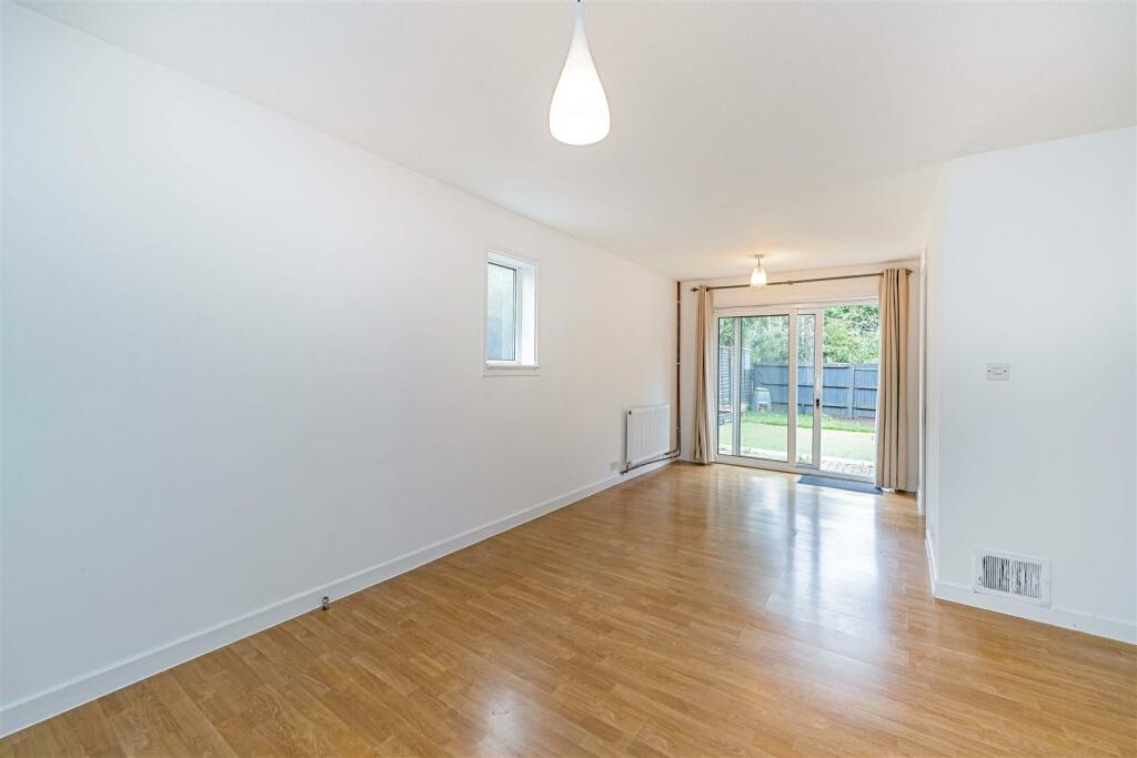 8 Crofters Close, Isleworth TW7 7PH-LOW RES-23.jpg
