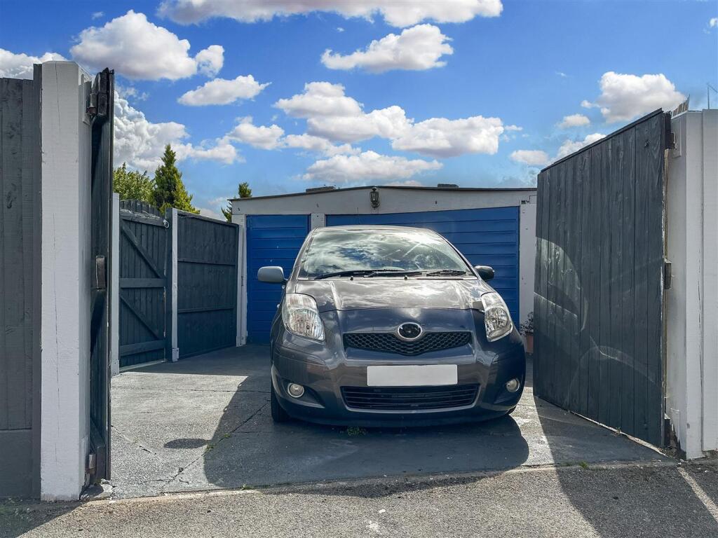 GARAGE &amp; Gated Driveway 477