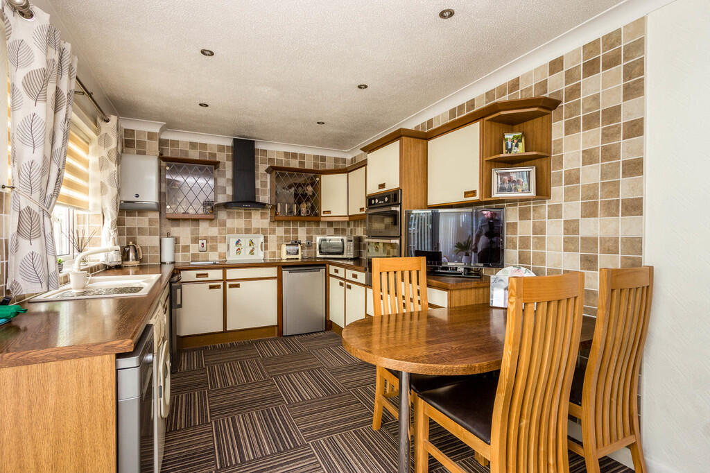 Kitchen/Breakfast...