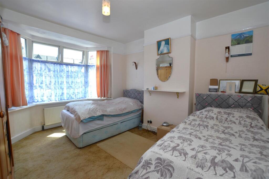 31 Argyle Avenue bed1.JPG