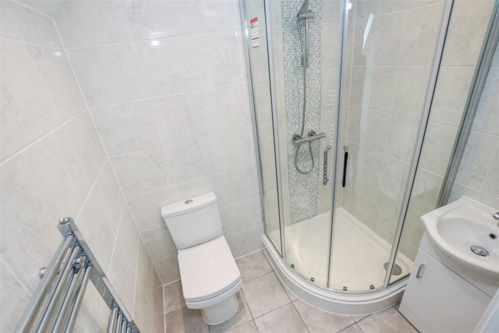 EN-SUITE SHOWER ROOM