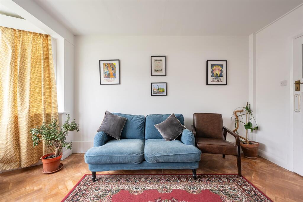 Onslow Gardens, E18