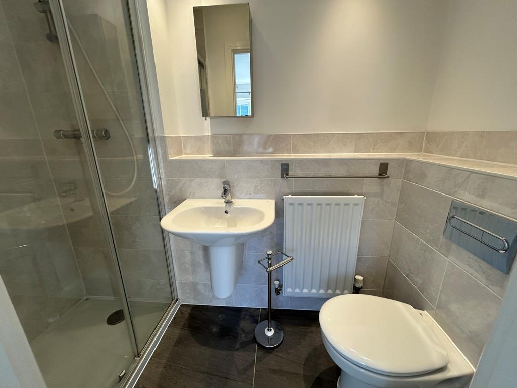 EN-SUITE SHOWER ROOM