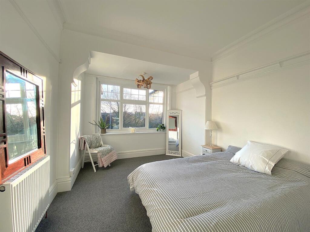 69 De la Warr Rd - Bed1.jpg