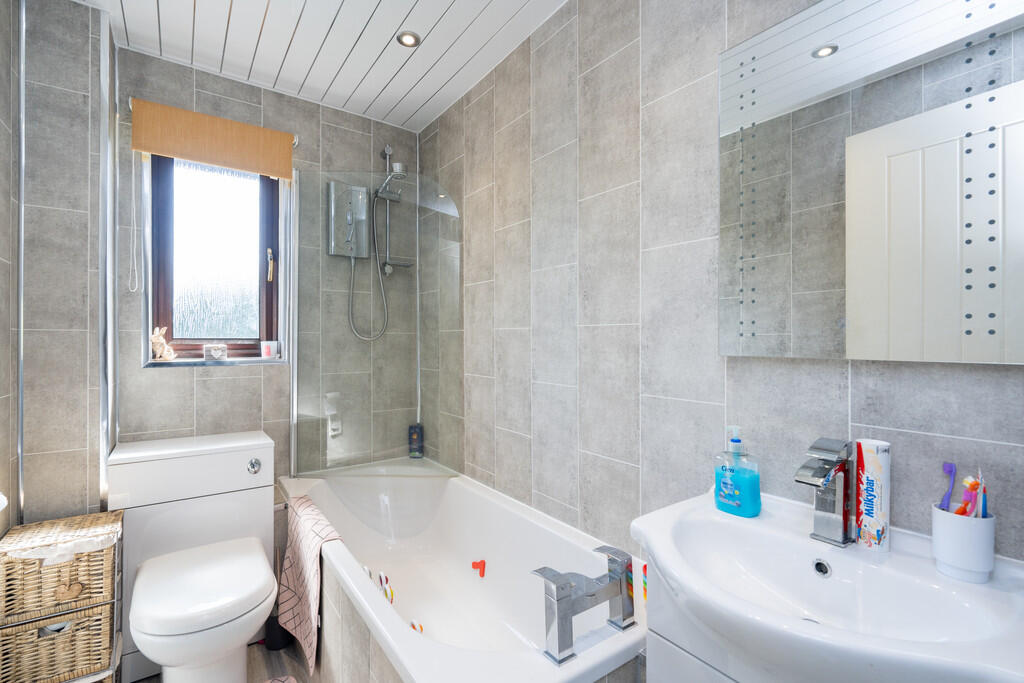 27 Carron View, M...