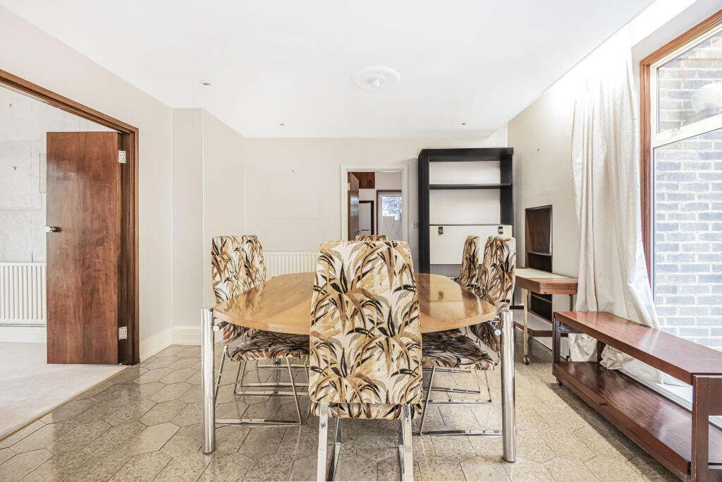 19 West Heath Gardens, Hampstead, London, NW3 7TR