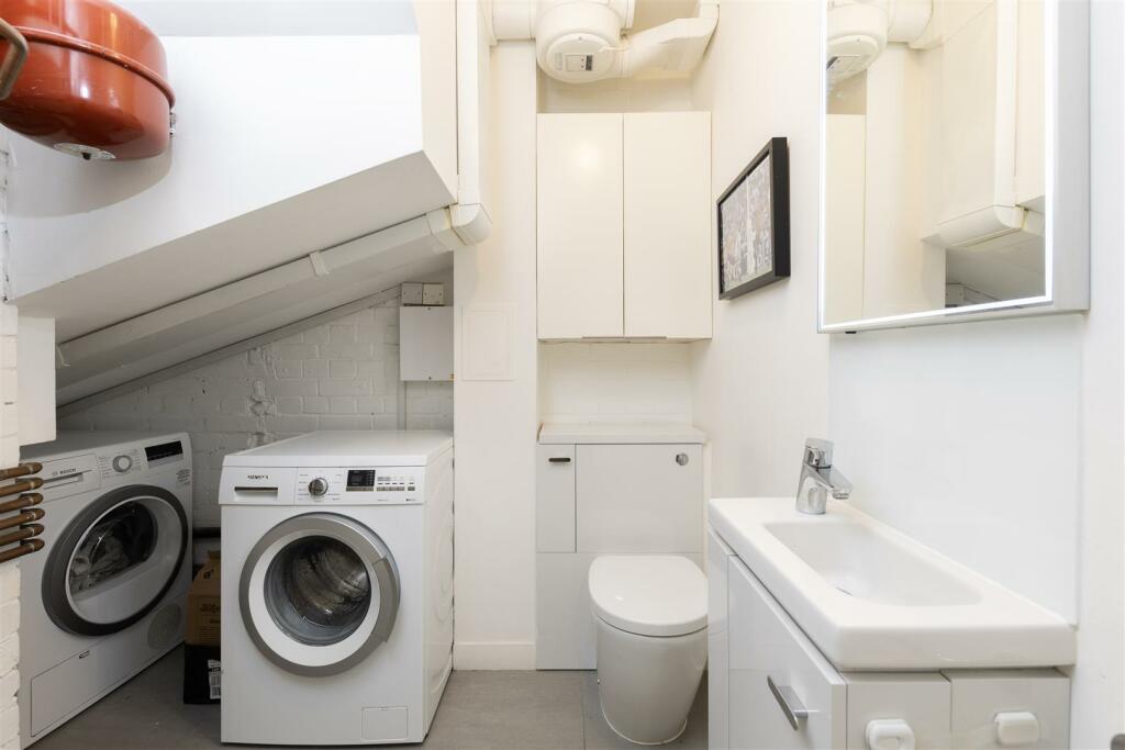 Thaxted Place 8- bath.jpg