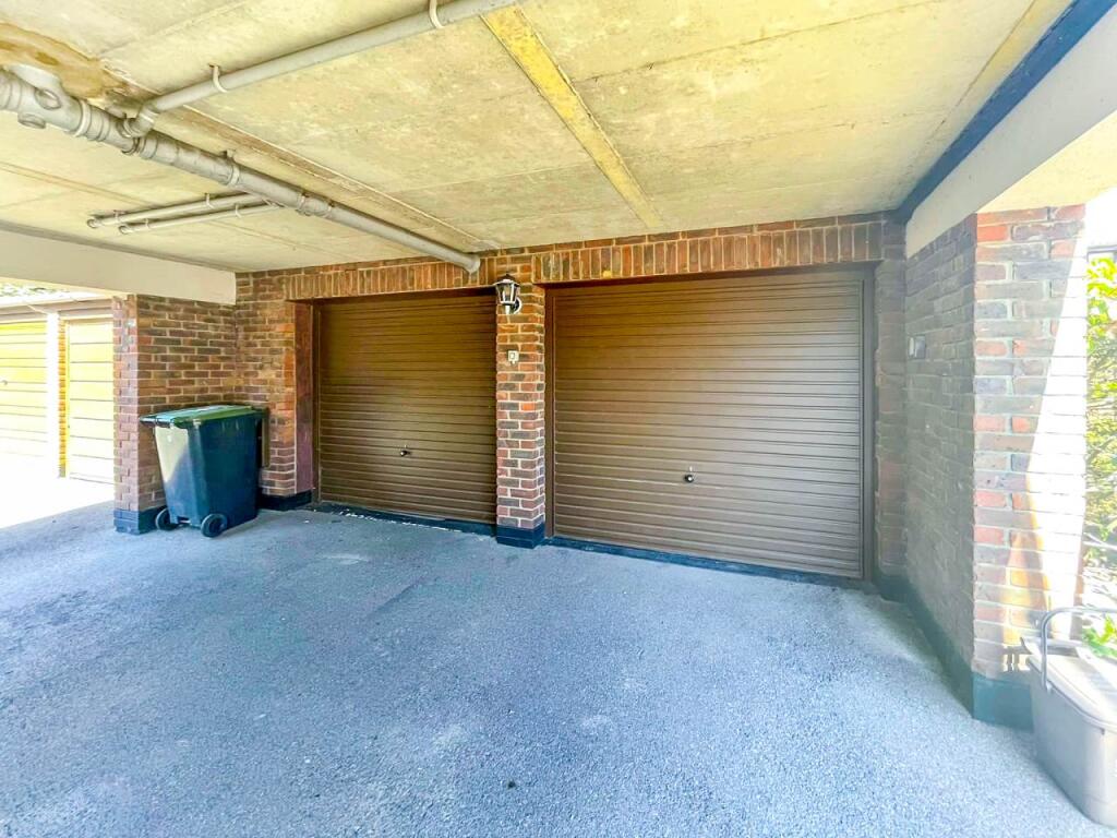 9 Riverslea garage