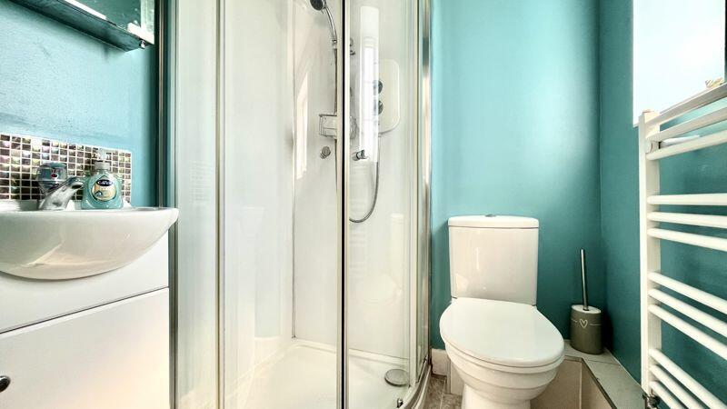 En Suite to Bedroom 1