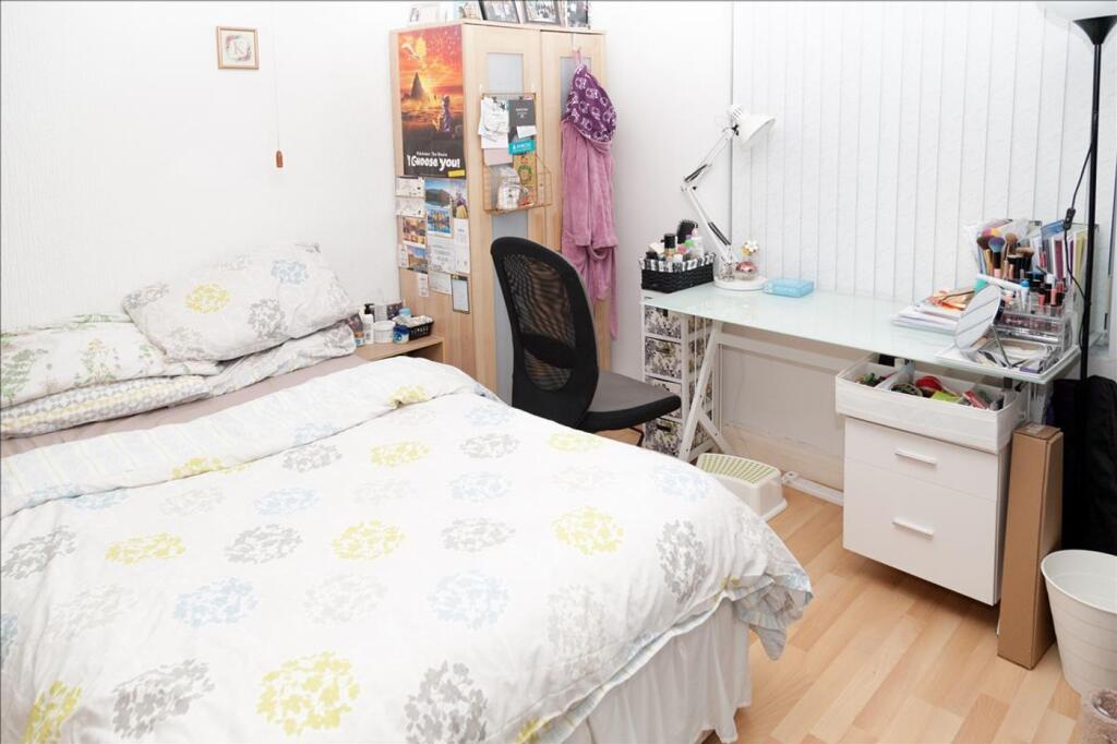 A cozy double bedroom featuring a comfortable b...