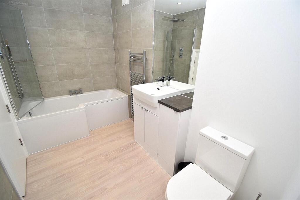 GROUND FLOOR BATHROOM.JPG