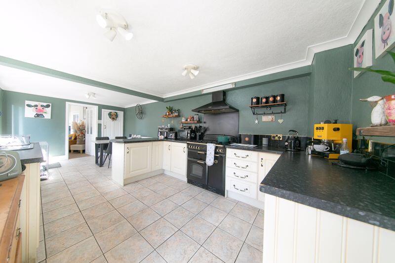 Kitchen &amp; breakfast room