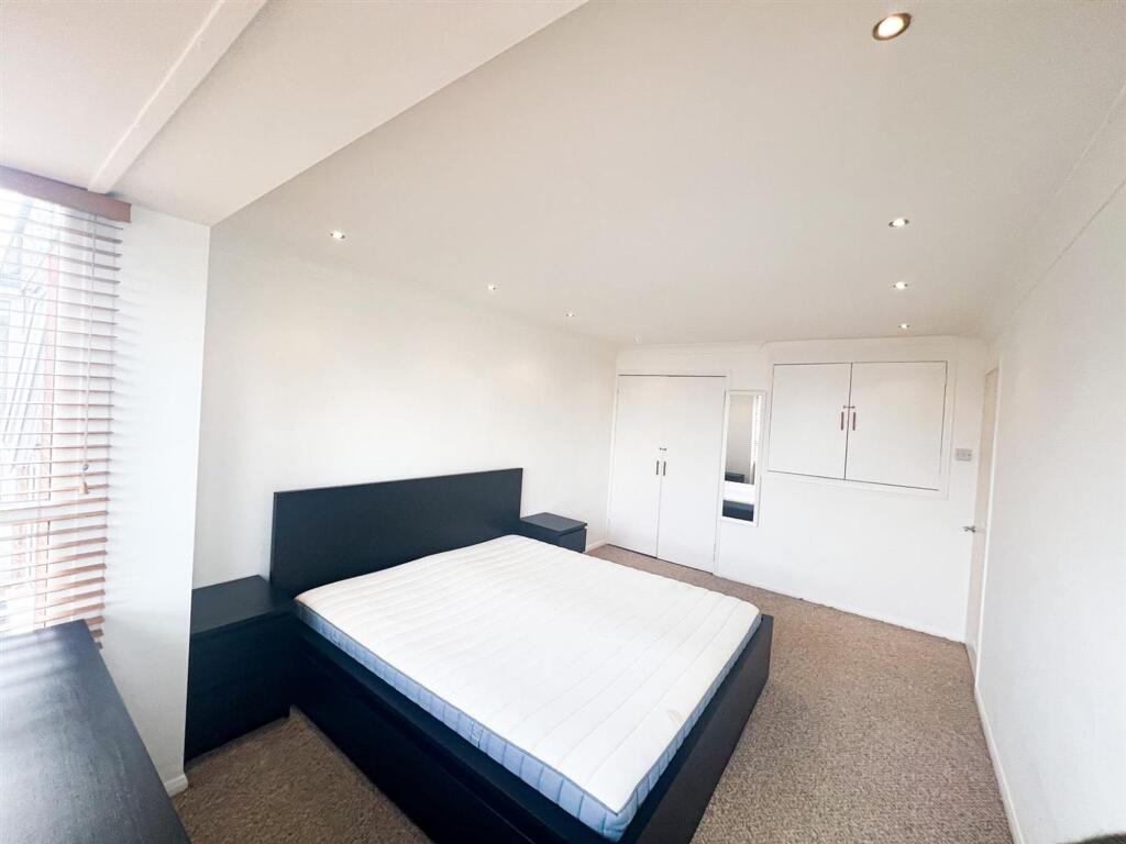 Hollybush Hill E11
