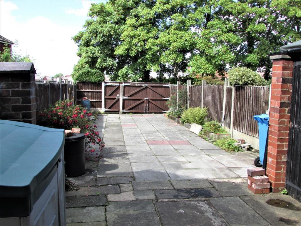 RomanRd185gdn1.JPG