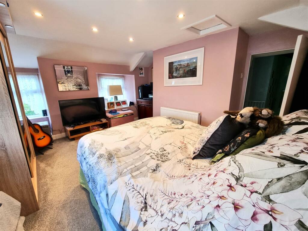 Bedroom 1.2.jpg