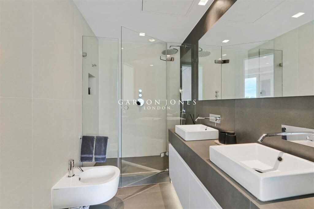 Master Bedroom En-Suite